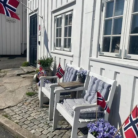 Cosy By The Sea And Beach